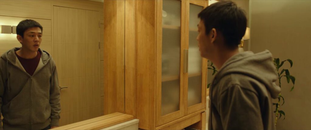Burning - Lee Chang-dong - Jong-su in Ben's bathroom - mirror