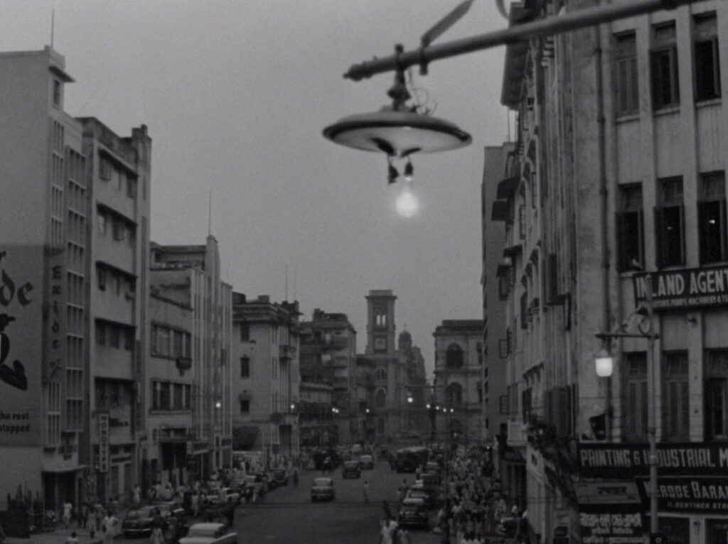 The Big City - Mahanagar - Satyajit Ray - Kolkata - Calcutta - street - lamp - ending
