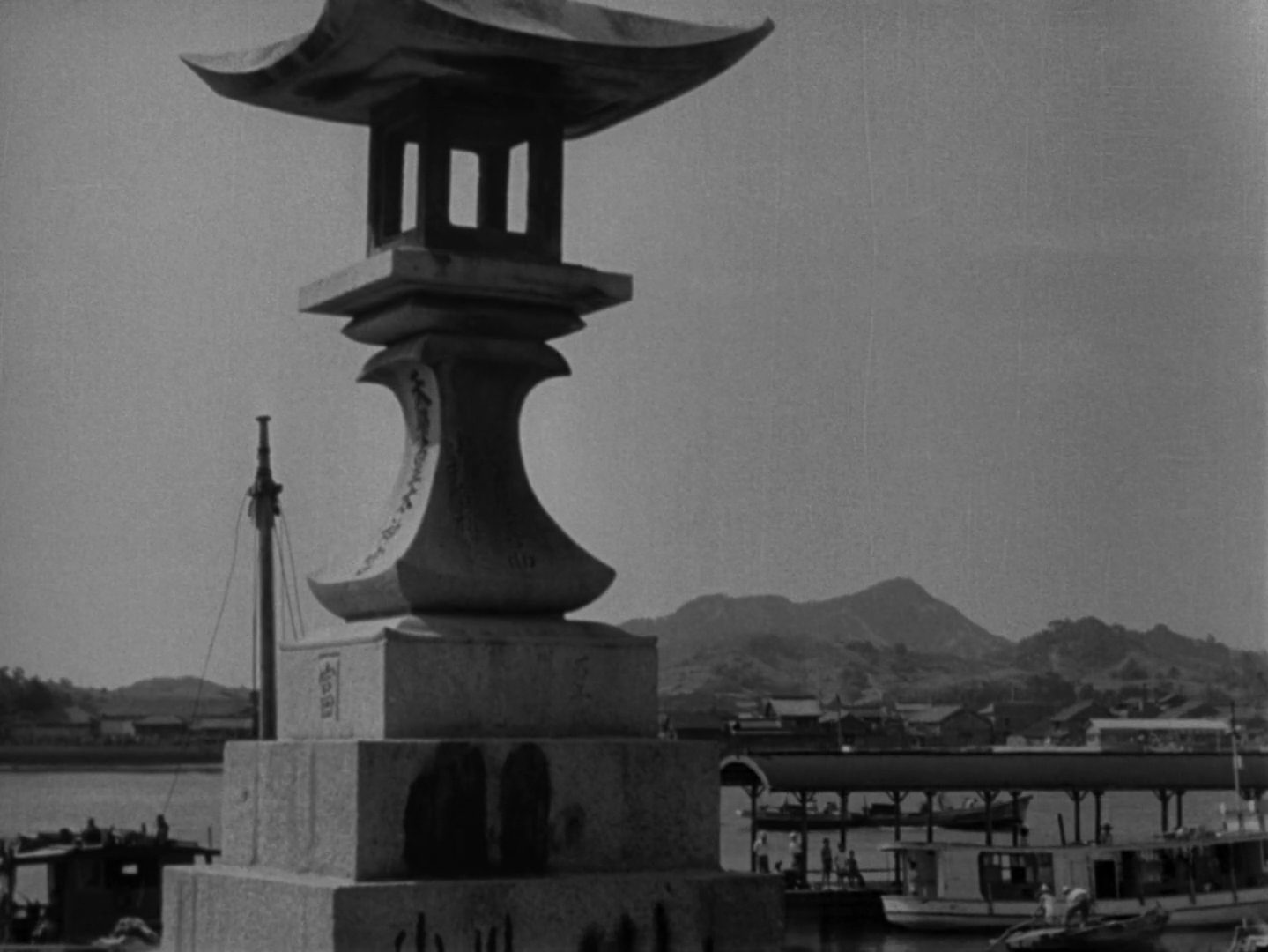 Tokyo Story - Tokyo monogatari - Yasujiro Ozu - pillow shot - lantern - water - inlet - boat - Onomichi