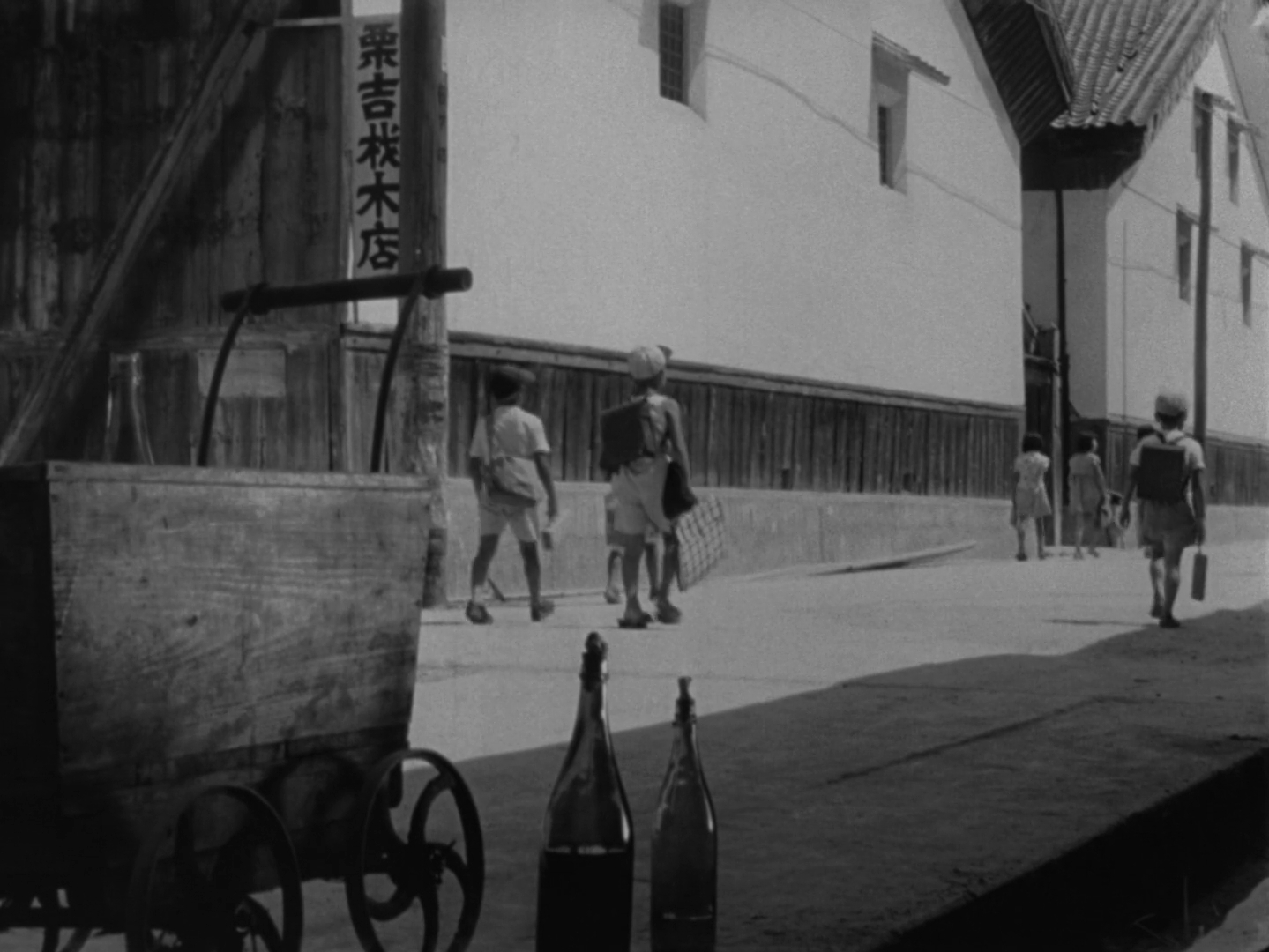 Tokyo Story - Tokyo monogatari - Yasujiro Ozu - pillow shot - schoolchildren - walking - Onomichi