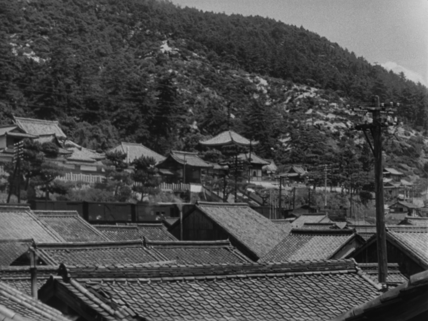 Tokyo Story - Tokyo monogatari - Yasujiro Ozu - pillow shot - train - roofs - hill - Onomichi