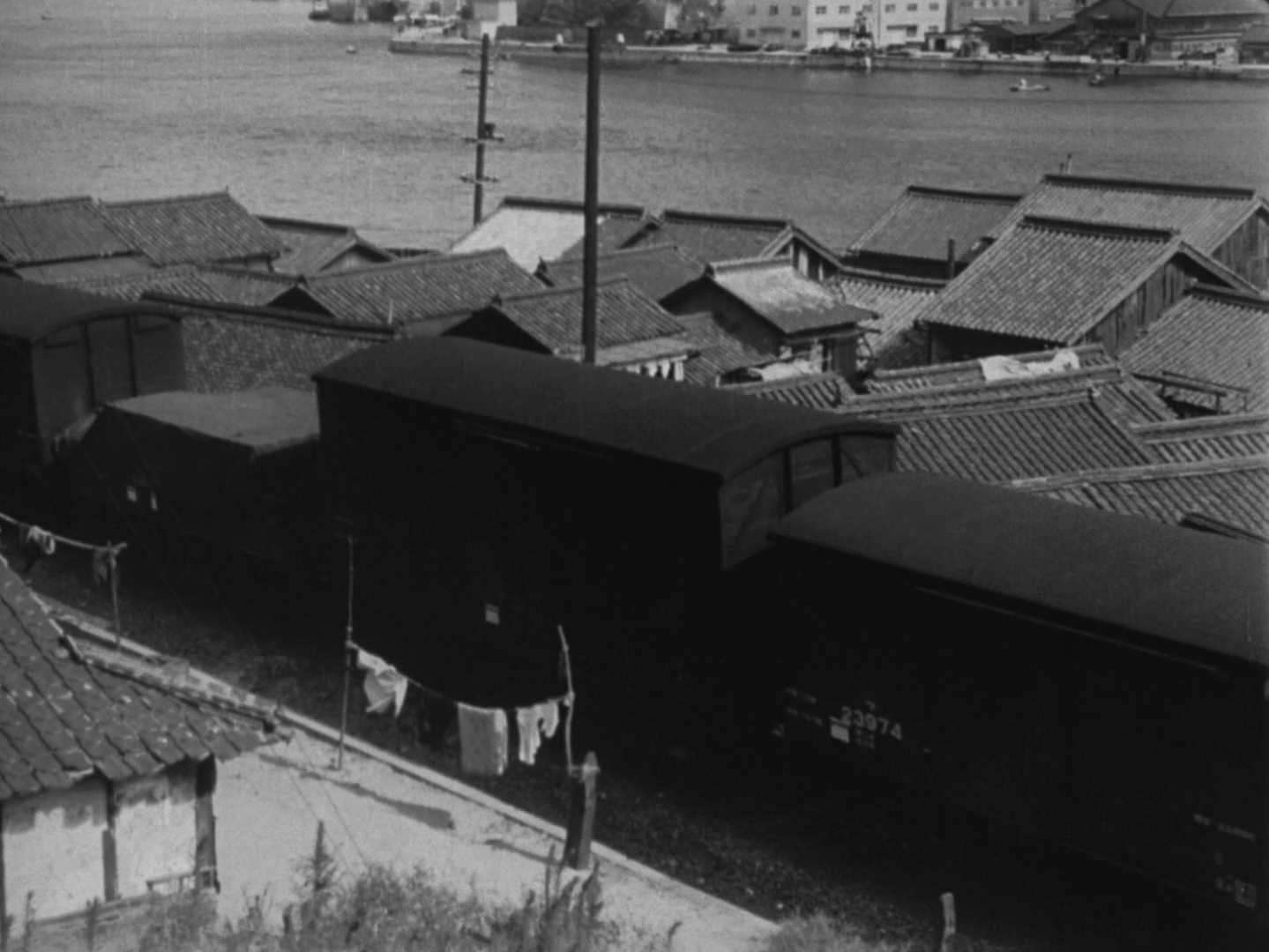 Tokyo Story - Tokyo monogatari - Yasujiro Ozu - pillow shot - train - roofs - water - inlet - Onomichi