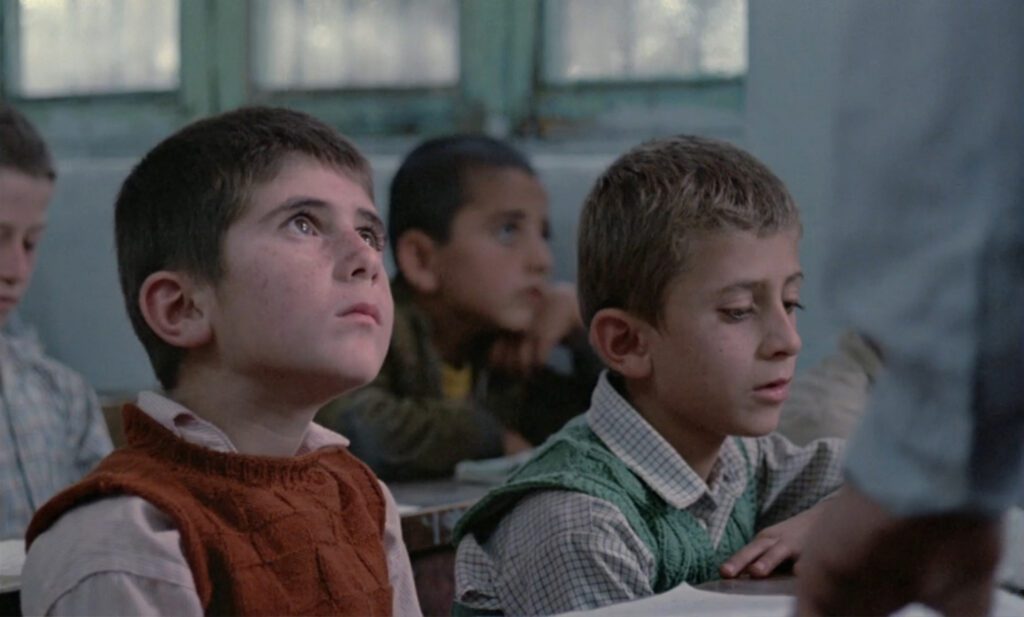 Where Is My Friend's Home? - Abbas Kiarostami - Babak Ahmadpour - Ahmed Ahmadpour - Mohammad Reza Nematzadeh - classroom
