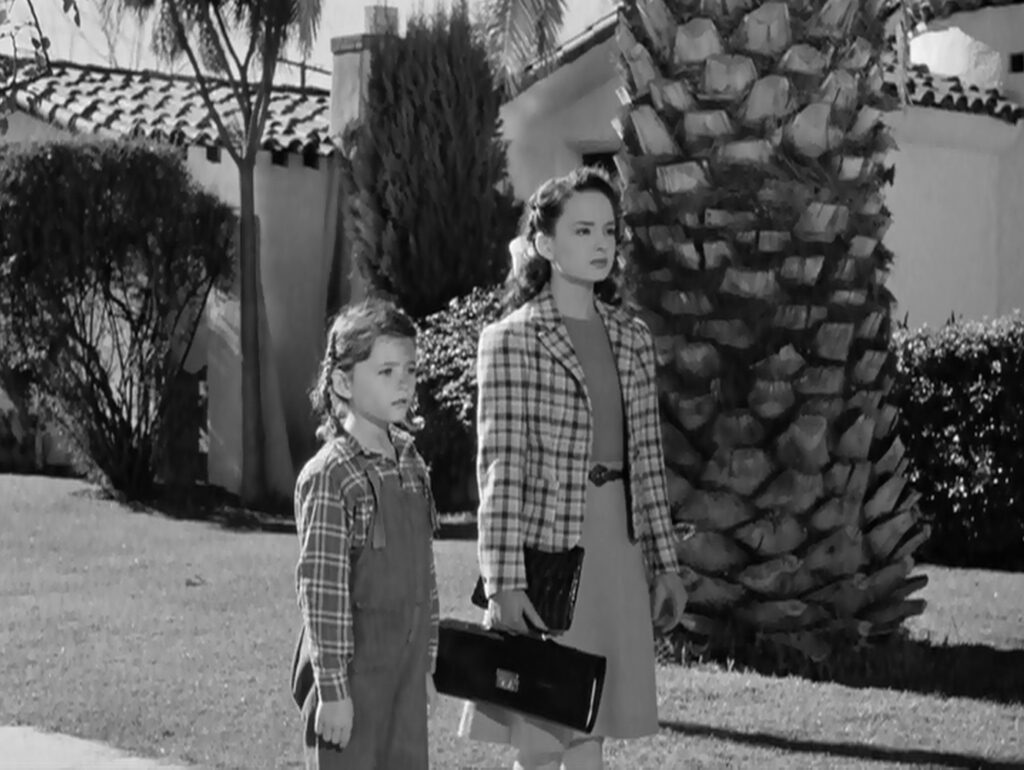 Mildred Pierce - Michael Curtiz - Jo Ann Marlowe - Ann Blyth - Kay Pierce - Veda Pierce - palm tree - sidewalk