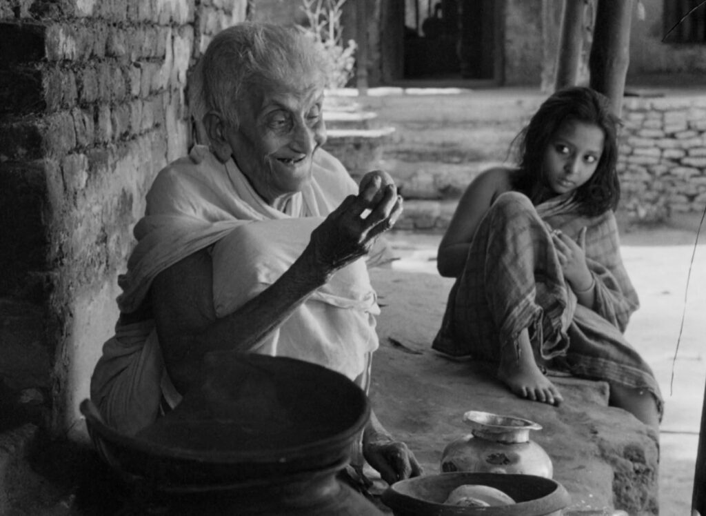 Pather Panchali - Satyajit Ray - Chunibala Devi - Runki Banerjee - Auntie Indir - Durga