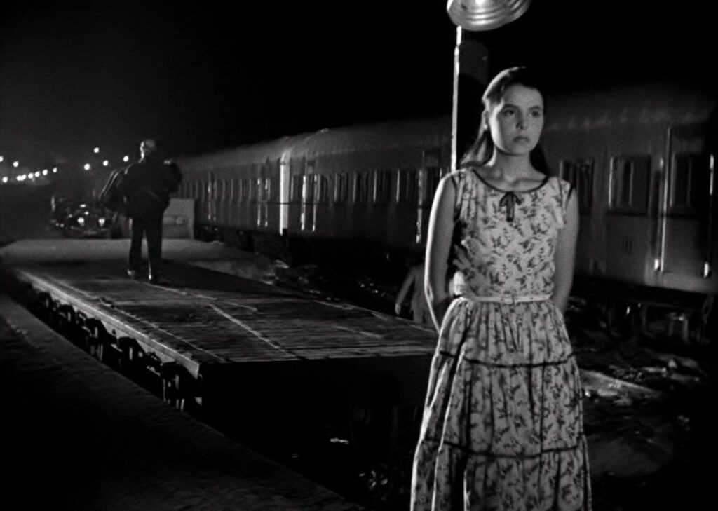 Cairo Station - Bab el hadid - Youssef Chahine - final shot - girl