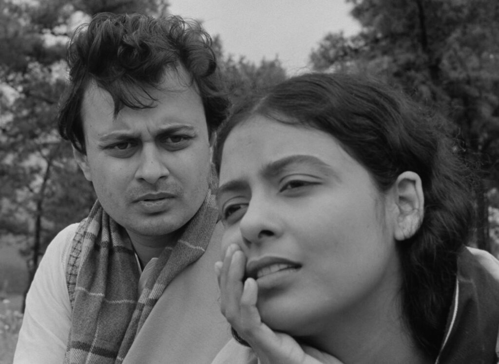 The Cloud-Capped Star - Meghe Dhaka Tara - Ritwik Ghatak - Anil Chatterjee - Supriya Choudhury - Shankar - Neeta