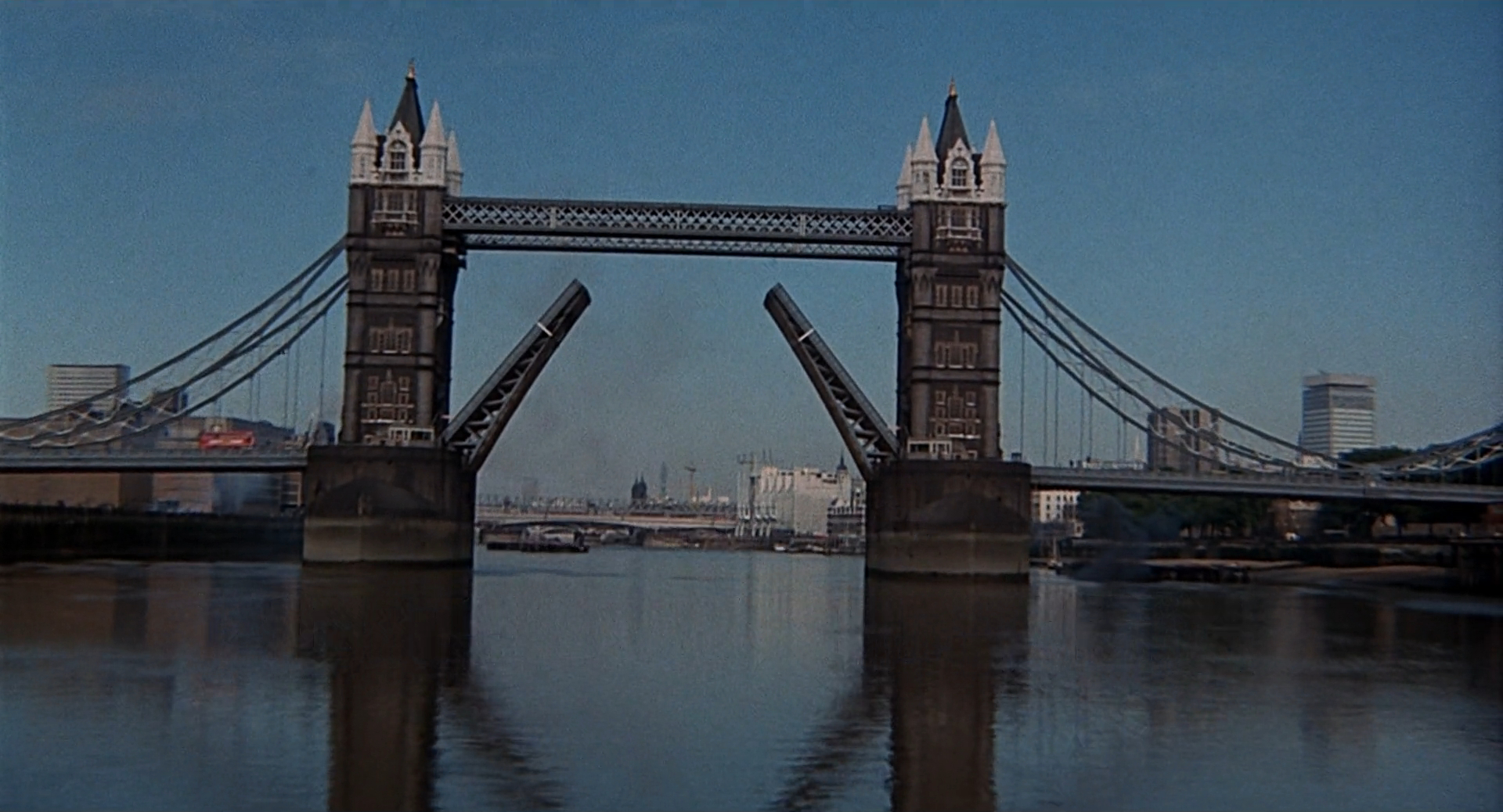 Frenzy - Alfred Hitchcock - Tower Bridge - opening titles